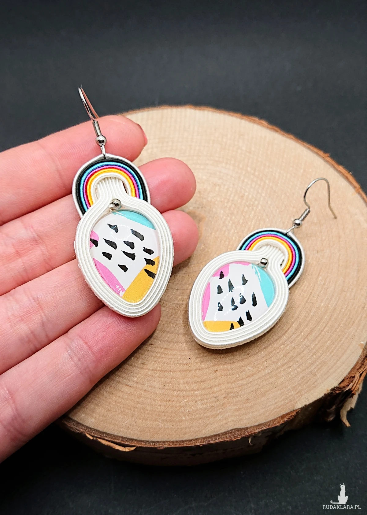 Biało kolorowe kolczyki sutasz